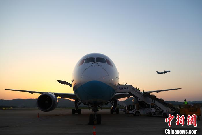 该航班为江西省首班“客改货”洲际航班，由厦门航空B787-900飞机执飞。4月13日01:00从南昌起飞，12:10抵达荷兰阿姆斯特丹。　刘占昆 摄