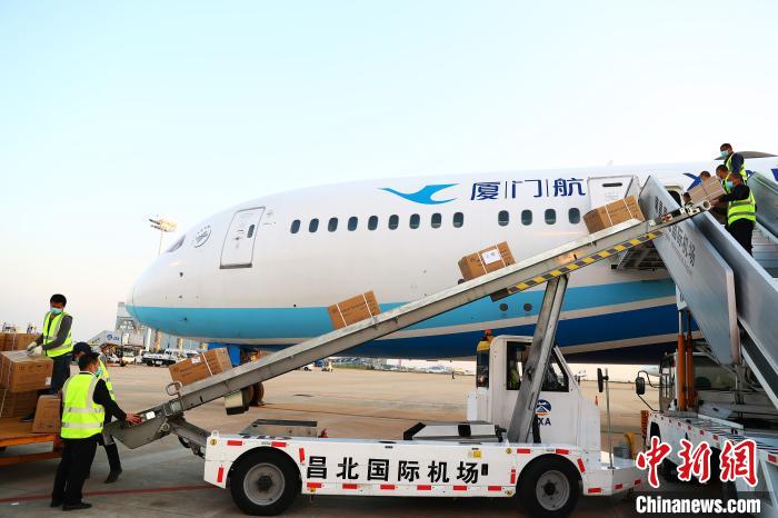 4月12日下午，由厦门航空公司B787-900执飞的南昌至阿姆斯特丹航线货邮包机正在装载货物。　刘占昆 摄