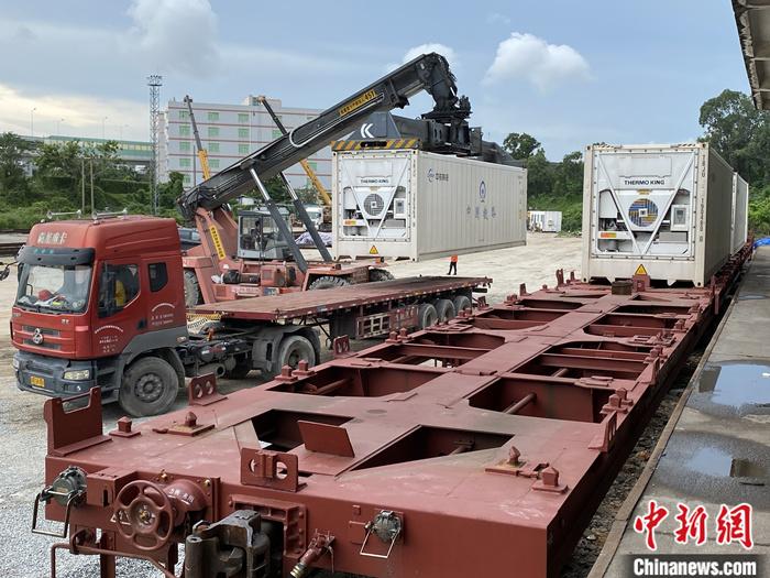 粤港澳大湾区开行首趟进藏铁路冷链专列。严冬 摄